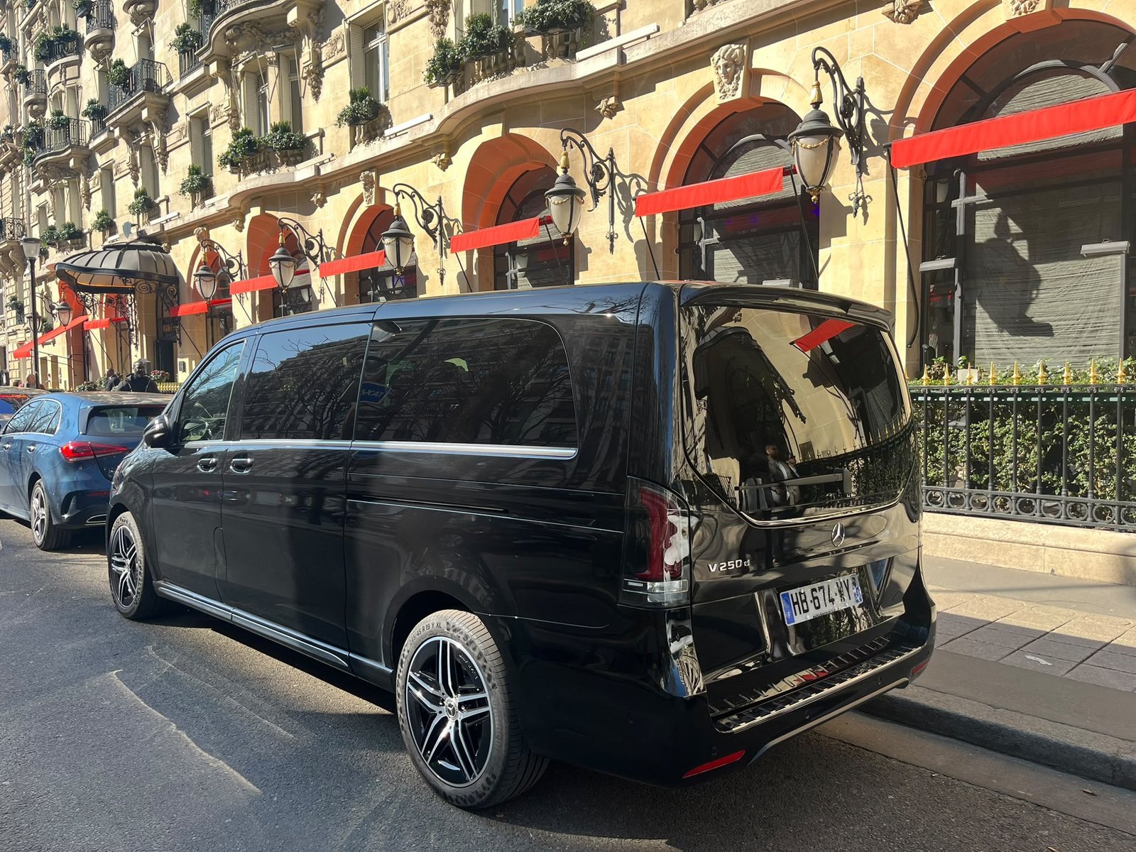Mercedes-Benz Classe V de SafeDriveTo devant un palace parisien