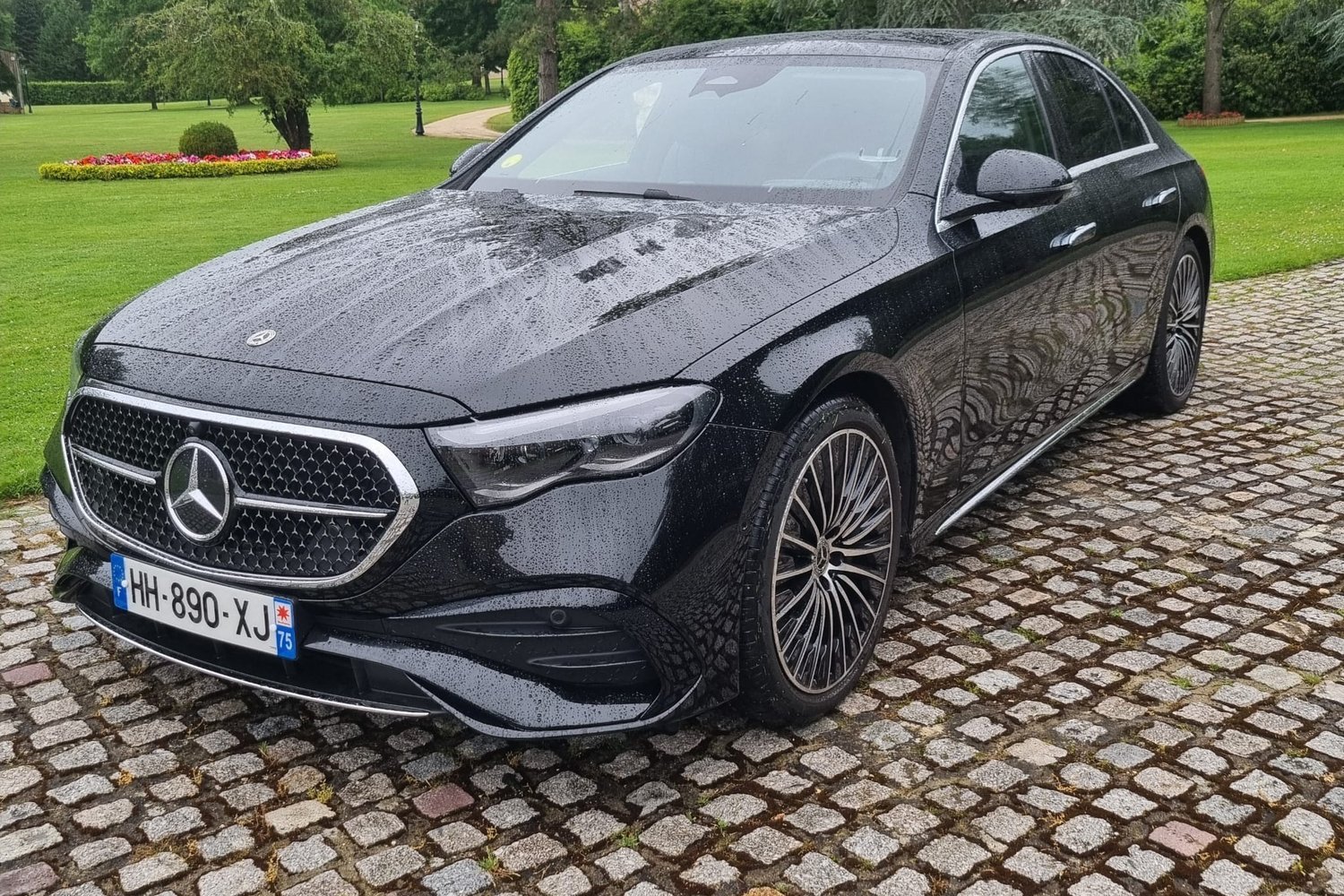 Mercedes-Benz Classe E noire de la flotte SafeDriveTo