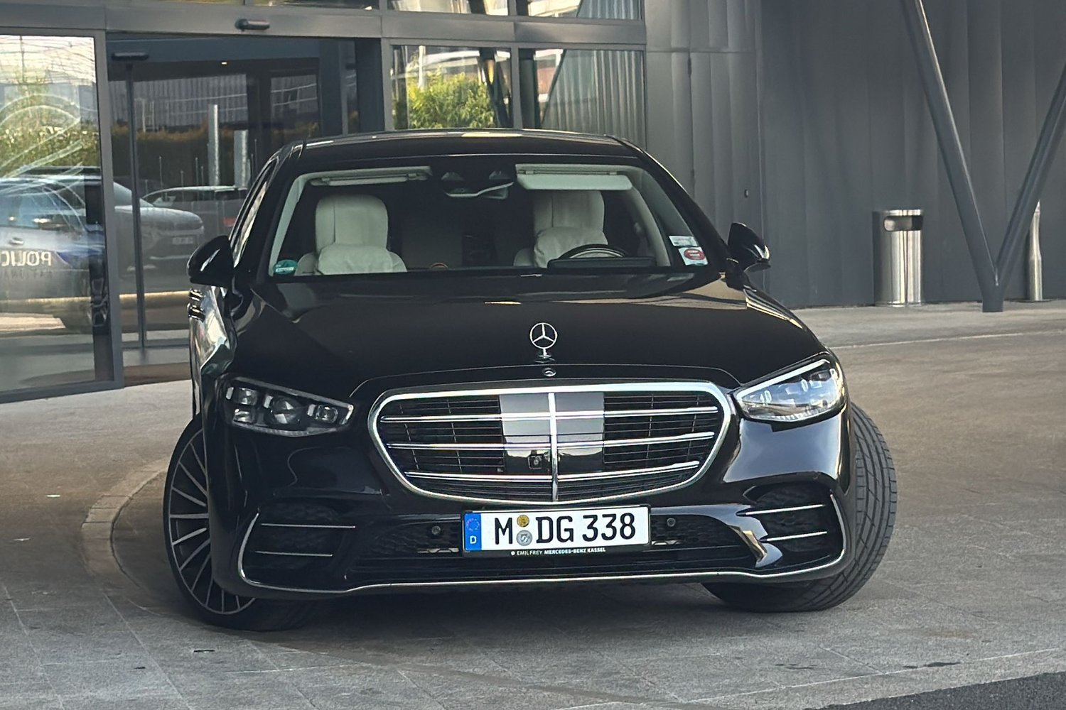 Mercedes-Benz Classe S noire de la flotte SafeDriveTo
