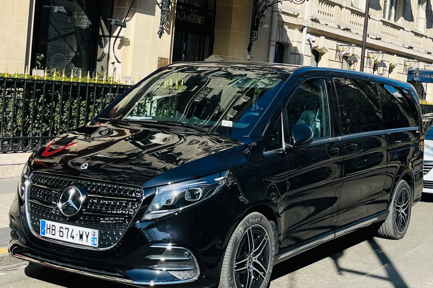 Mercedes-Benz Classe V noire de SafeDriveTo devant un palace parisien