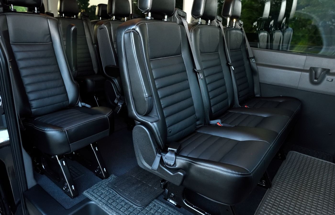 Sièges cuir à l’arrière d’un van Mercedes